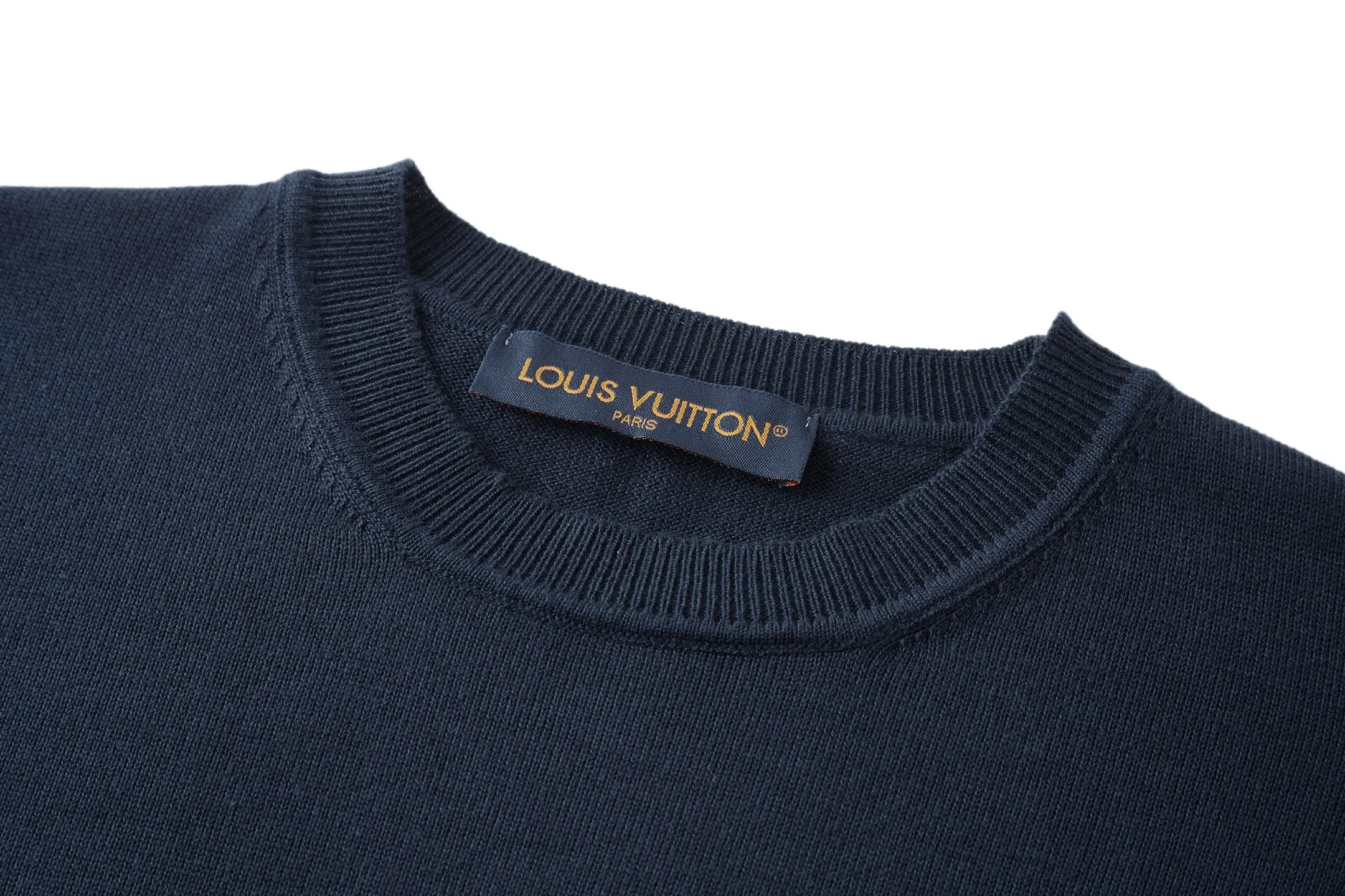 🅿️440 1v 25SS cuff jacquard crew neck sweater (navy blue) The original version was purchased for 15,100 and developed. The fabric is made of 55% cashmere fabric and 45% cotton. The fabric is soft and comfortable and does not cling to the upper body. The three-dimensional and stylish version can be worn outside or as a base layer. The fabric is washed frequently to fix the pattern and color. The jacquard is made of professional point jacquard on wool looms imported from Germany, and is reproduced from the original 1:1 scanned pattern. This round-neck pullover is made of soft cashmere in trendy tones and features Monogram elements on the ribbed knitted cuffs. It goes well with a variety of looks. Size:S-M-L-XL